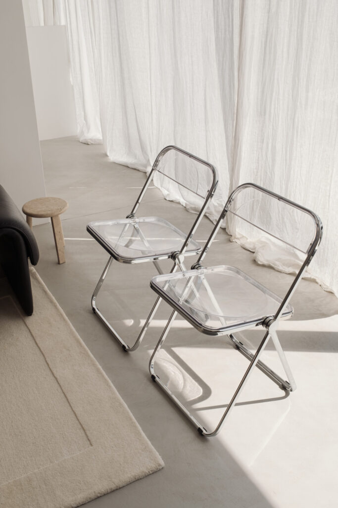welcoming therapy space with acrylic chairs – choosing the right therapist